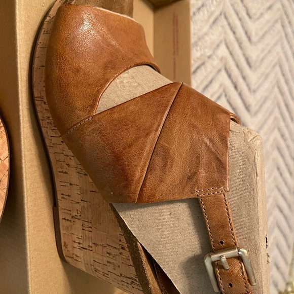 NEW - Sofft Carrina Sandals
Tan Leather Wedge Sandals - Picture 4 of 9